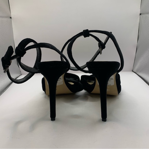 NWOB WOMANS SAKS 5TH AVENUE VELVET BLACK HEELED PUMPS SIZE 8 PL-Rochelle - Picture 7 of 9